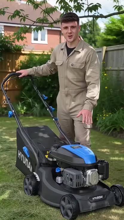 Hyundai petrol mower detail